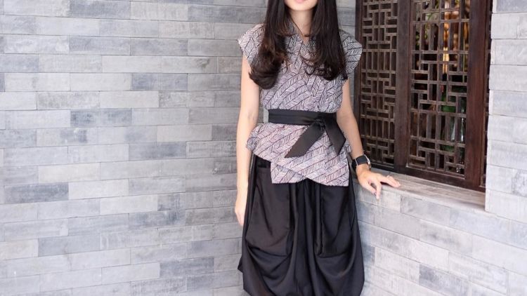 Beberapa Outfit Ini Tetap Membuatmu Kece Loh Walau Memakai Batik