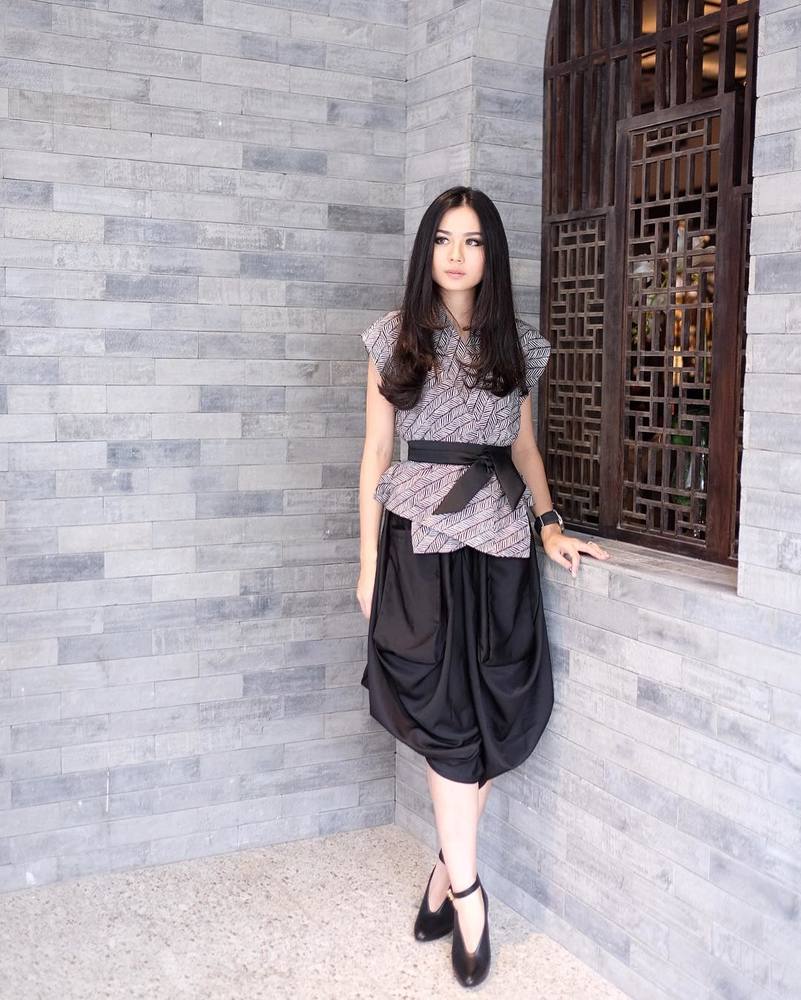Beberapa Outfit Ini Tetap Membuatmu Kece Loh Walau Memakai Batik