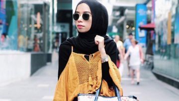 Cewek Berhijab Juga Bisa Pakai Atasan Off Shoulder, Lho. Biar Nggak Salah Kostum, Gini Aturannya!