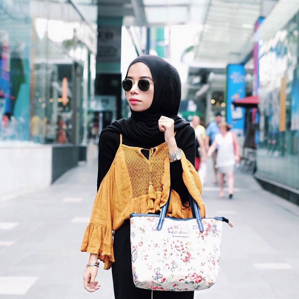 Tips Memakai Atasan Off Shoulder Untuk Wanita Berhijab