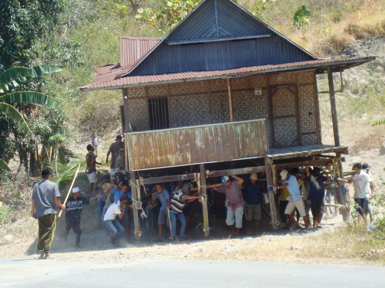 Seru Nih Tradisi Pindah Rumah Khas Suku Bugis. Indonesia 