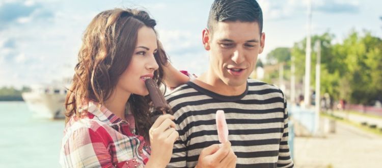 6 Kelebihan Punya Pacar yang Mukanya Biasa Aja. Banyakin Bersyukur, Ya! 7 Kadang suka gitu