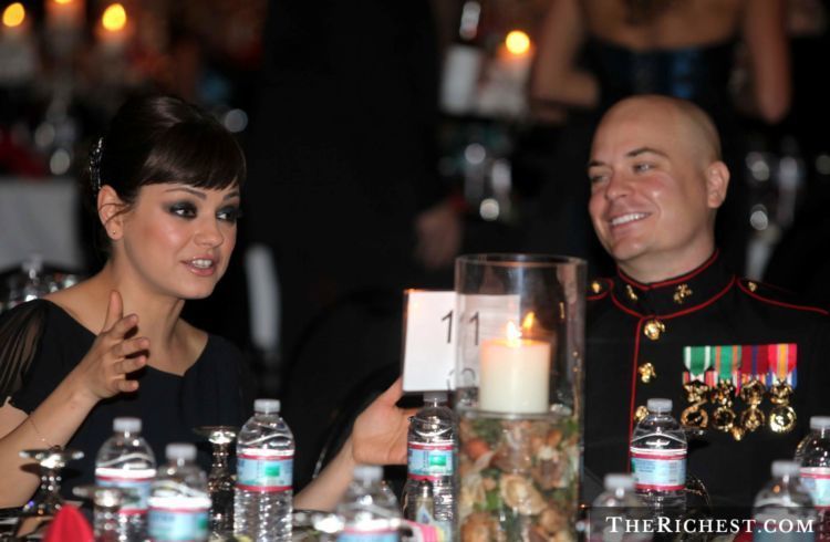 Sgt. Scott Moore beruntung banget bisa ditemani oleh Mila Kunis di acara Marine Corps Ball.