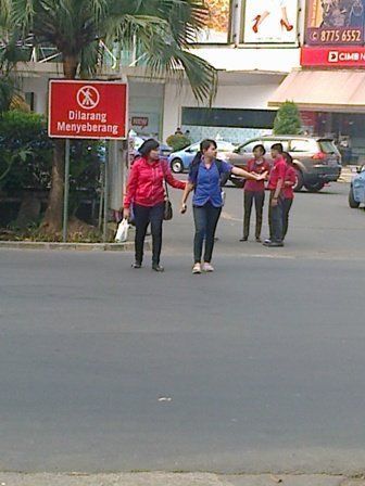 Hayo, Larangan di Tempat Umum Ini Masih Suka Kamu Lakuin, Gak?