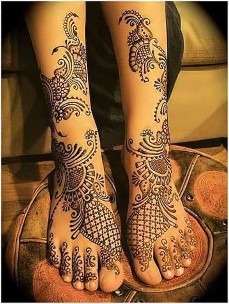 inai-henna-cantik-di-kaki-pengantin-wanita1