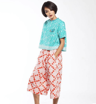 Beberapa Outfit Ini Tetap Membuatmu Kece Loh Walau Memakai Batik