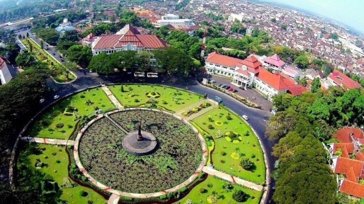 Malang Itu Dibuat dari Sekumpulan Rindu yang Ditahan