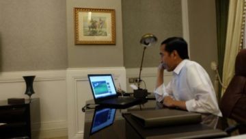 Laptop Pak Jokowi yang Buat Nonton Indonesia-Thailand Bisa Punya Akun Twitter Sendiri, Isinya Absurd