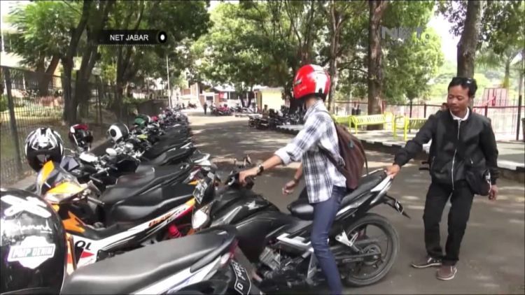 Jadi tukang parkir