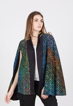 Beberapa Outfit Ini Tetap Membuatmu Kece Loh Walau Memakai Batik