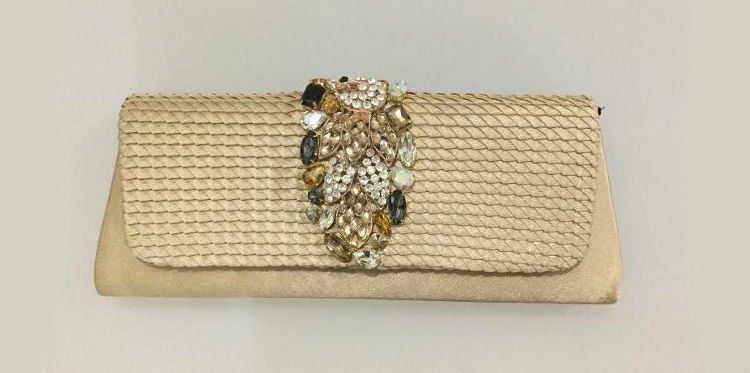 7 Dompet Clucth yang Minta Banget Diajak Kondangan, Meski Nggak Ada Gandengan 16 clutch dari satin