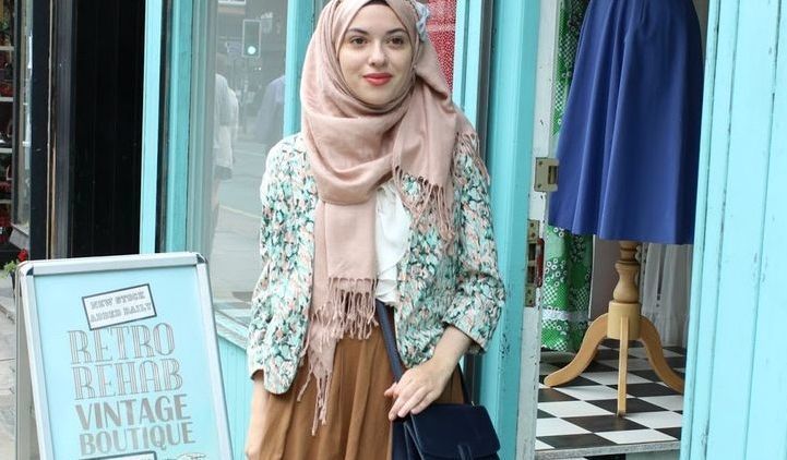 Menuju Cantik 2017; Trik Padu Padan Hijab & Baju Vintage 