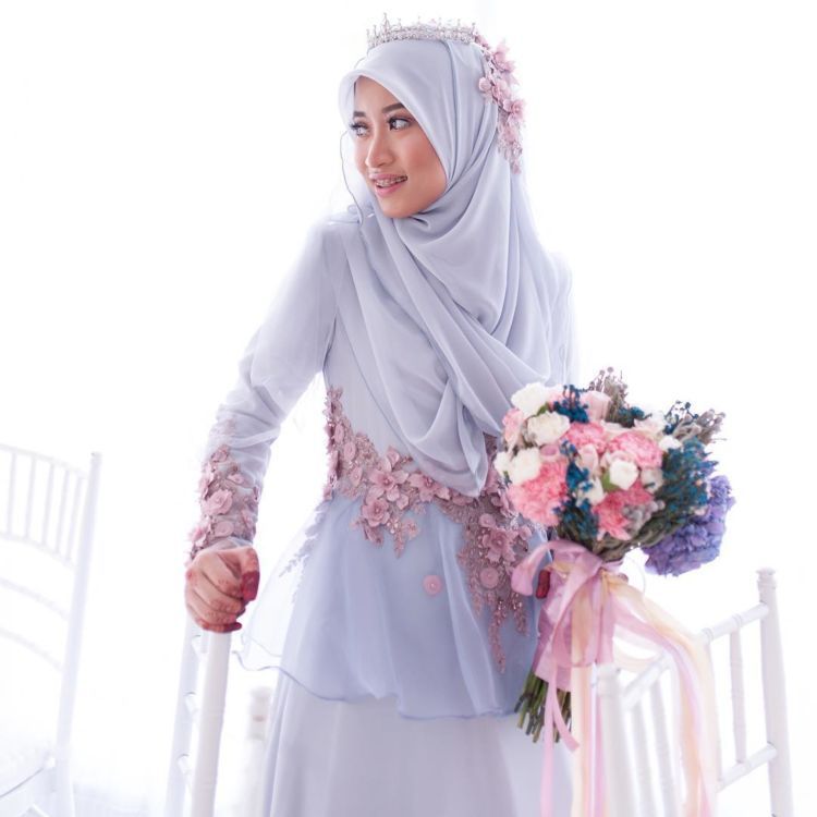 15 Inspirasi Pengantin Hijab Memakai Mahkota Cantik dan 