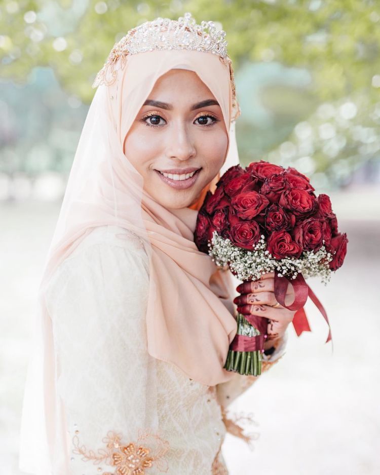 15 Inspirasi Pengantin Hijab Memakai Mahkota Cantik dan 