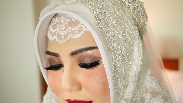 15 Inspirasi Pengantin Hijab Memakai Mahkota. Cantik dan Cocok Buat Akadmu Nanti