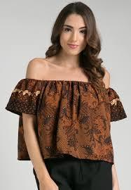 Beberapa Outfit Ini Tetap Membuatmu Kece Loh Walau Memakai Batik