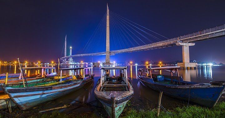 Banyak perahu yang 'parkir' di bantaran kali Batanghari.