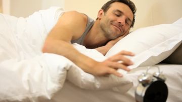 7 Alasan yang Bisa Bikin Cowok Suka Senyum-senyum Sendiri Pas Baru Bangun Tidur. Nggak Aneh Kok! :D