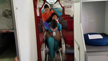 Inilah Pramugari Berhati Mulia, Rela Menggendong Nenek di Pesawat. Calon Istri Idaman Nih!