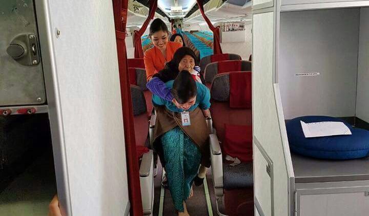 Inilah Pramugari Berhati Mulia, Rela Menggendong Nenek di Pesawat. Calon Istri Idaman Nih!