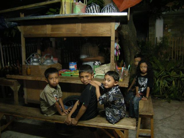 Nongkrong di angkringan