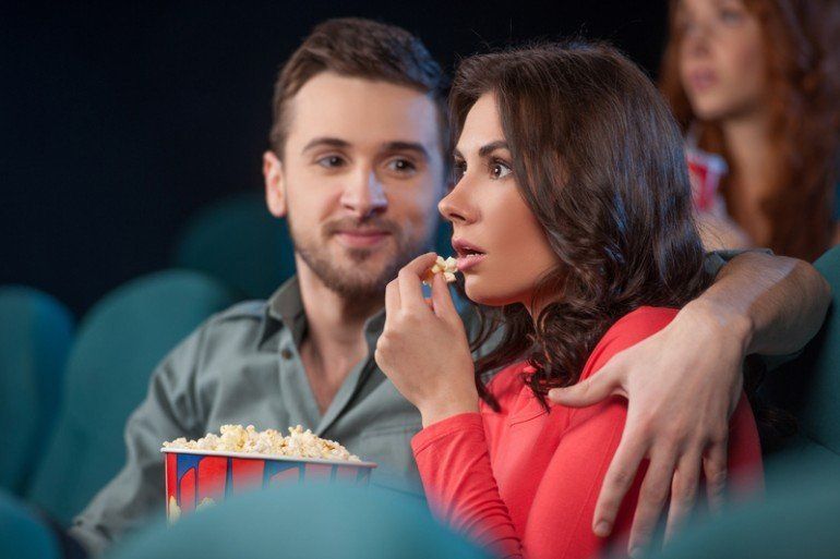 6 Hal yang Ada di Pikiran Cowok Waktu Diajakin Nonton Cewek. Nggak Bakal Nyangka Mereka Mikir Gini!