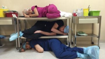 Beratnya Pekerjaan Para Petugas Kesehatan Tergambar dalam 15 Foto Mereka yang Tertidur Ala Kadarnya
