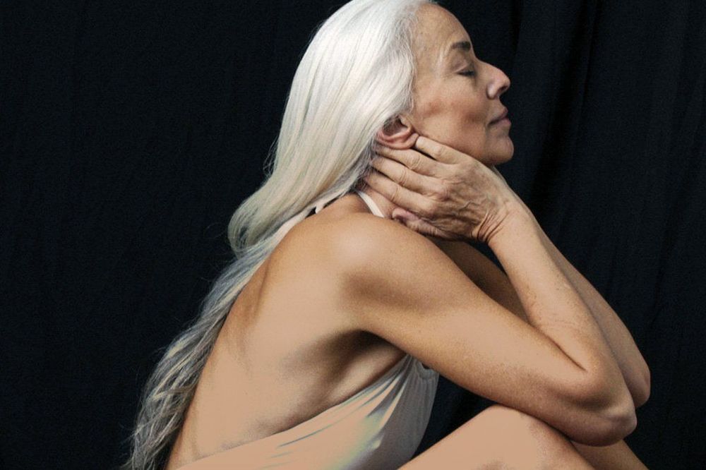 Meski Umurnya 61 Tahun, ‘Nenek’ Ini Dikontrak Jadi Model Pakaian Renang. Tapi Kok Masih Pantas Ya?