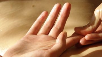 Terapkan 5 Teknik Pijatan Jari Tangan Ini, Mulai dari Gugup Hingga Sakit Kepala Semua Bisa Diatasi