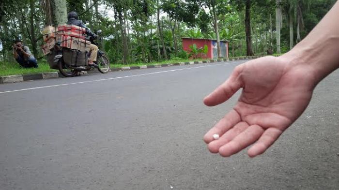 Lempar garam biar kabur setannya