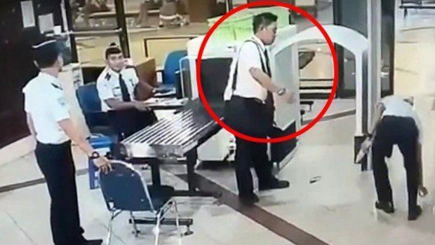 spekulasi yang cukup masuk akal sih, pasalnya si pilot ini memang senyum-senyum sendiri