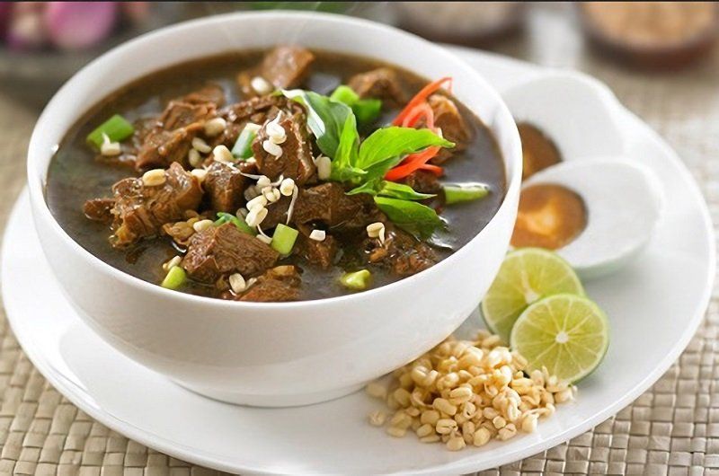 Daripada Kedinginan Mulu Karena Sering Hujan, Mending Cobain Resep Rawon Daging Ini, Yuk!