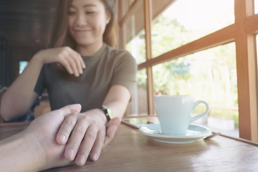 Nggak Pandai Bilang Sayang Itu Wajar. 7 Gestur Ini Bisa Mewakili dan Bikin Hatinya Hangat