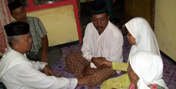 meninggalkan sekolah dan memilih menikah