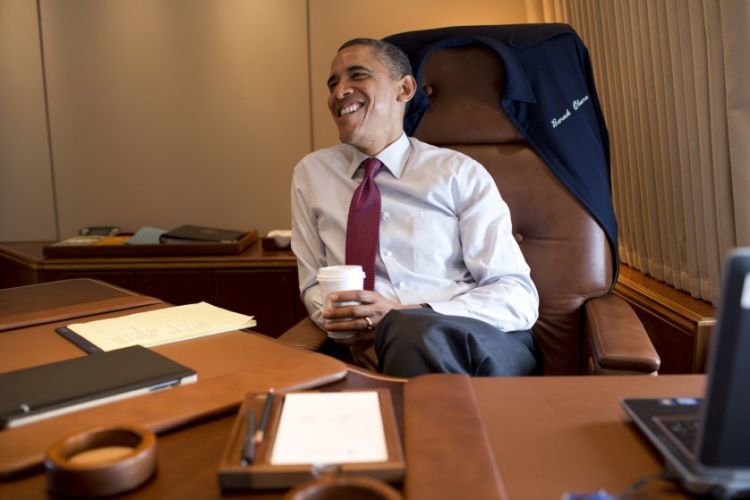 2012 itu masa kampanye dan Obama juga terpilih jadi Time Person of the Year. Wajar jika bahagia.
