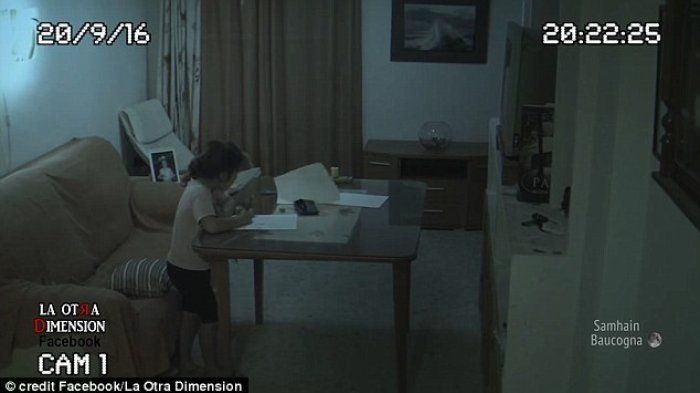 kertasnya terbang sendiri.