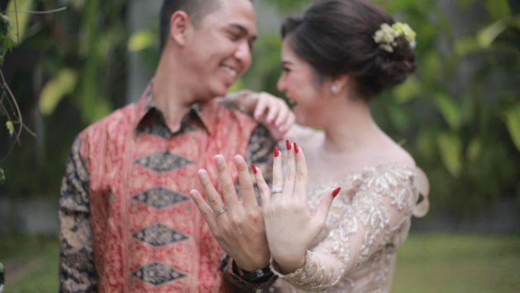 Kejujuran Seorang Wanita yang Sudah Terlanjur Cinta Pada Pria-nya. Ah, Cinta Memang Gila