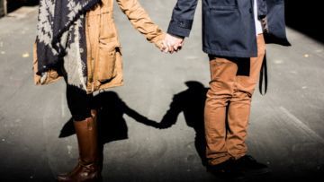 7 Alasan Genggaman Tangan Nggak Kalah Romantis Dari Pelukan, Ini Juga yang Buat Jantungmu Berantakan