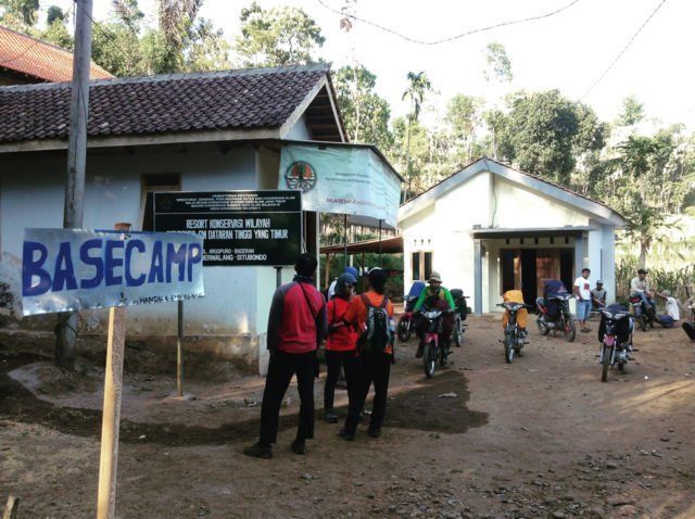 Ojek motor Baderan siap menyusuri jalan makadam hingga pintu masuk hutan