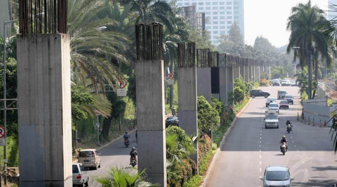 tiang-tiang pancang yang rencananya untuk lintasan monorail