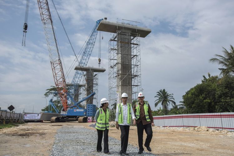 Jokowi tinjau pembangunan LRT