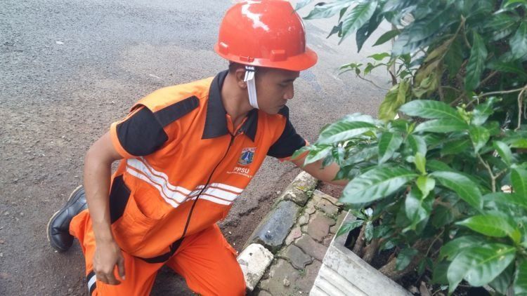 Menjalankan tugasnya secara total