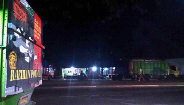 Warung di sepanjang jalan Pantura.