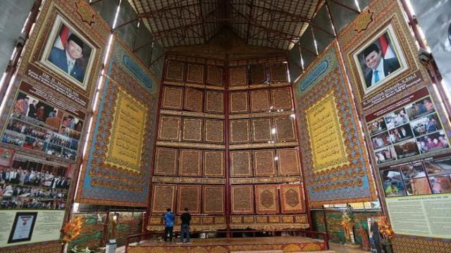 Wisata Religi Alquran Raksasa