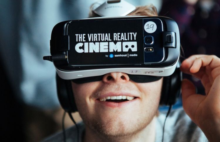 Nonton film pakai VR