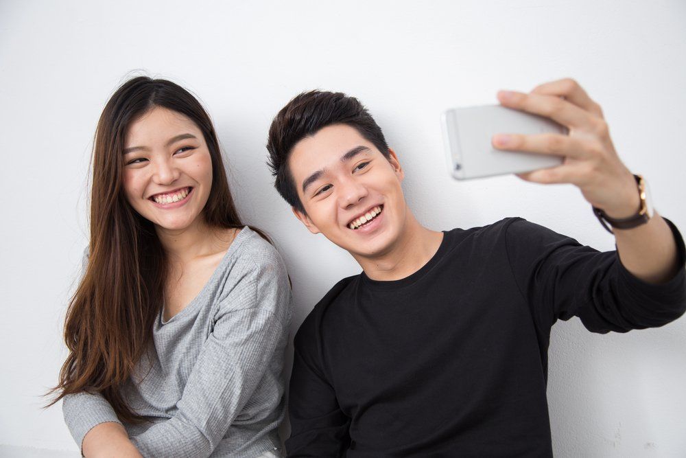 Kami Bisa Menebak Masa Depanmu Bersama Pacar dari Smartphone Pilihan Kalian