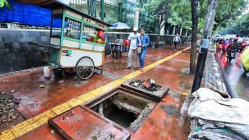 14 Potret Susahnya Jadi Pejalan Kaki di Indonesia. Pantas Macet, Soalnya Nggak Ada yang Mau Jalan