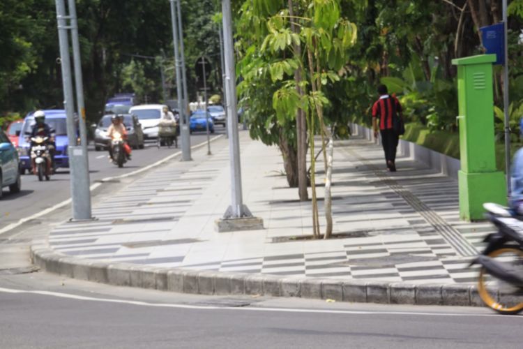 Salah satu trotoar di Surabaya