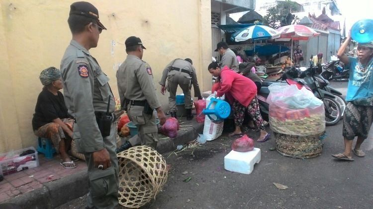 Saat satpol PP turun tangan, kita semua dilema