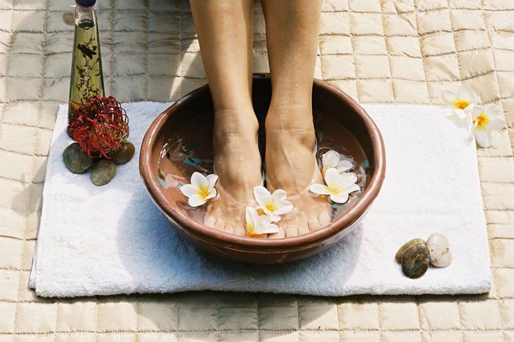 rendam kaki di air hangat